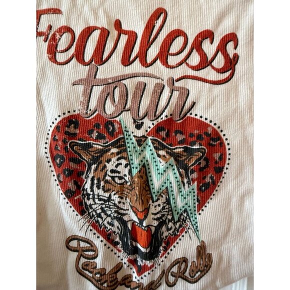 Forever 21 Women’s size medium Fearless Tour cropped shirt - Picture 4 of 9